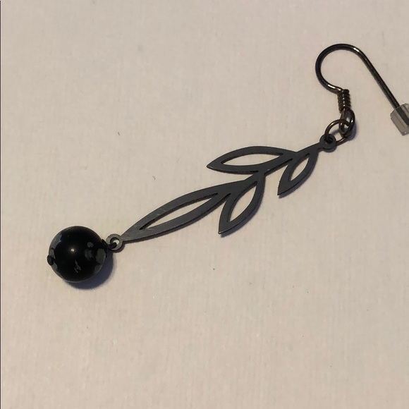 Laser-cut stainless steel Modern Leaf earrings - Picture 2 of 4